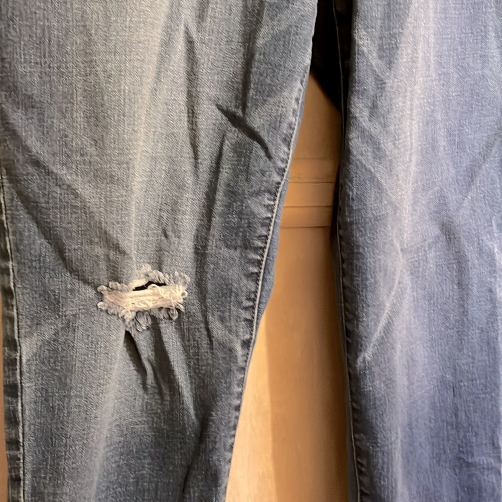 🌺 Chico’s So Slimming Girlfriend Slim Leg Ankle Destructed Jeans - Picture 3 of 6